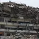 Mindestens 250 Gebäude sind eingestürzt oder wurden beschädigt.  - Bild: Jonathan Lanza/AP/dpa
