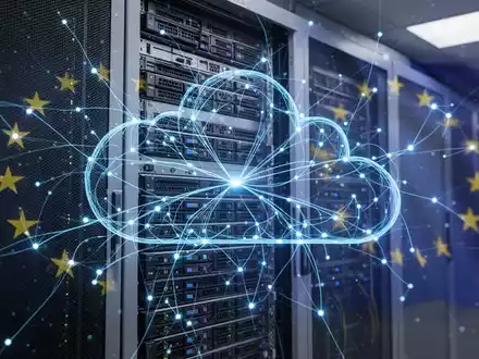 Leuchtend blaues Netzwerk über Serverracks in einem Rechenzentrum, symbolisiert EU-Regulierung zu Cloud-Computing und digitalen Märkten. - Foto: über boerse-global.de