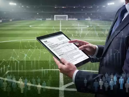Ein stilisiertes Fußballfeld mit überlagerten Finanzgrafiken und einer Person, die Steuervordrucke auf einem Tablet hält. - Foto: über boerse-global.de