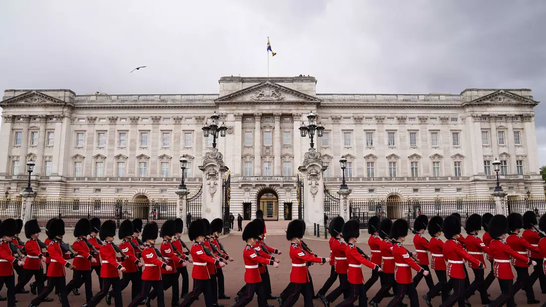 Der Monarch will nach der Renovierung des berühmten Buckingham-Palastes nicht dort wohnen. (Archivbild) - Bild: Ben Whitley/PA/AP/dpa