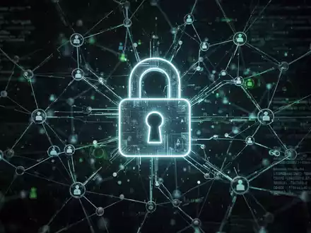 Ein stilisiertes, leuchtendes Vorhängeschloss-Symbol über einem Netzwerk digitaler Knoten und Datenströme, das Cybersicherheit darstellt. - Foto: über boerse-global.de