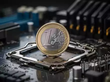 Ein Euro auf einer Computerplatine, unscharfer Hintergrund, symbolisiert Budgetgrenzen für PC-Teile. - Foto: über boerse-global.de