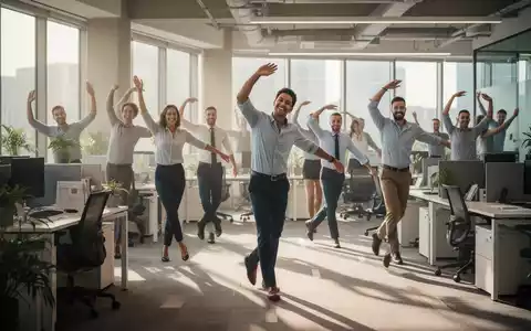 Büroangestellte machen kurze Gehpausen und leichte Dehnübungen in einem modernen Büro, um langes Sitzen auszugleichen. - Foto: über boerse-global.de