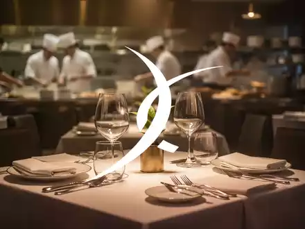 Eine elegante, leere Restaurantkulisse, die Wachstum und Optimismus für die Gastronomiebranche andeutet. - Foto: über boerse-global.de