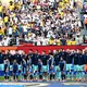 Die Fußball-Nationalmannschaft steht beim Abspielen der Nationalhymne am Mittelkreis.  - Bild: Federico Gambarini/dpa