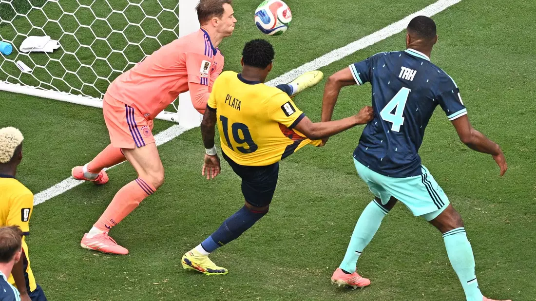 Neuer greift daneben, Ecuador jubelt. - Bild: Tom Weller/dpa