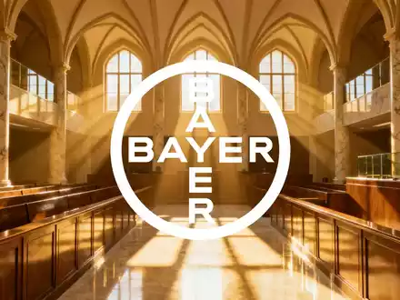 Ein riesiger, leerer Gerichtssaal, der in ätherisches Licht getaucht ist und rechtliche Entlastung und einen klaren Weg symbolisiert. - Foto: über boerse-global.de