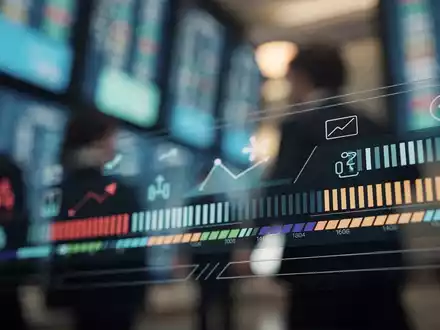 Ein stilisierter Börsenticker mit der Aufschrift KNDS vor dem verschwommenen Hintergrund einer belebten Börse. - Foto: über boerse-global.de