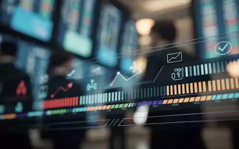 Ein stilisierter Börsenticker mit der Aufschrift KNDS vor dem verschwommenen Hintergrund einer belebten Börse. - Foto: über boerse-global.de