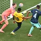 Neuer greift daneben, Ecuador jubelt. - Bild: Tom Weller/dpa