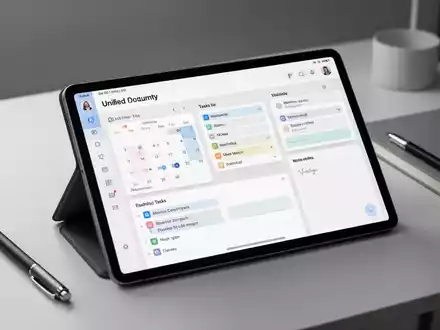 Tablet mit digitalem All-in-One-Planer (Kalender, Aufgabenliste, Notizen). Stift und Notizbuch auf Schreibtisch. - Foto: über boerse-global.de