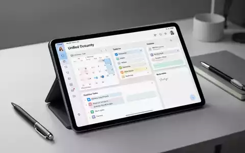 Tablet mit digitalem All-in-One-Planer (Kalender, Aufgabenliste, Notizen). Stift und Notizbuch auf Schreibtisch. - Foto: über boerse-global.de