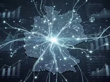 Stilisierte Datenflüsse und neuronales Netz über Deutschlandkarte, Symbol für digitale Transformation und SAP-Migration. - Foto: über boerse-global.de