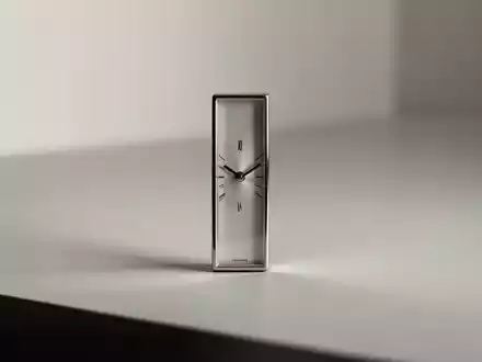 Eine Nahaufnahme einer eleganten, schmalen rechteckigen Armbanduhr auf einer minimalistischen Oberfläche, die den Trend zum Understatement symbolisiert. - Foto: über boerse-global.de