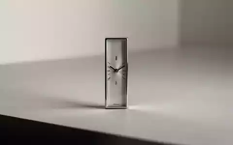 Eine Nahaufnahme einer eleganten, schmalen rechteckigen Armbanduhr auf einer minimalistischen Oberfläche, die den Trend zum Understatement symbolisiert. - Foto: über boerse-global.de