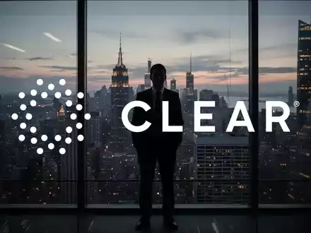 Schattenhafte Silhouette eines Managers in einem Hochhausbüro mit Blick auf eine geschäftige Stadt beiDämmerung, die einen unsicheren Übergang und erhebliche finanzielle Aktivität darstellt. - Foto: über boerse-global.de