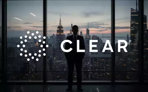 Schattenhafte Silhouette eines Managers in einem Hochhausbüro mit Blick auf eine geschäftige Stadt beiDämmerung, die einen unsicheren Übergang und erhebliche finanzielle Aktivität darstellt. - Foto: über boerse-global.de