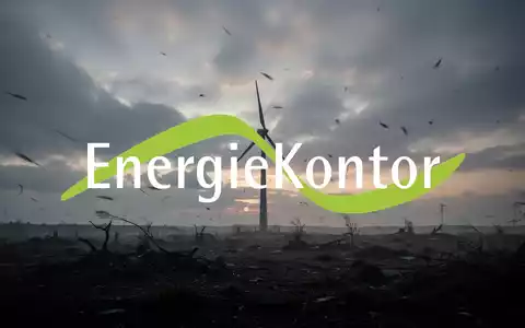 Eine einsame Windkraftanlage in einer windgepeitschten Landschaft bei Sonnenuntergang unter einem bewölkten Himmel, die Rückgang im Energiesektor darstellt. - Foto: über boerse-global.de