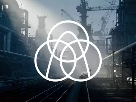 Eine abstrakte, atmosphärische Industrieszene in kühlen Metalltönen, die den Fokus auf ein bevorstehendes Ereignis andeutet. - Foto: über boerse-global.de