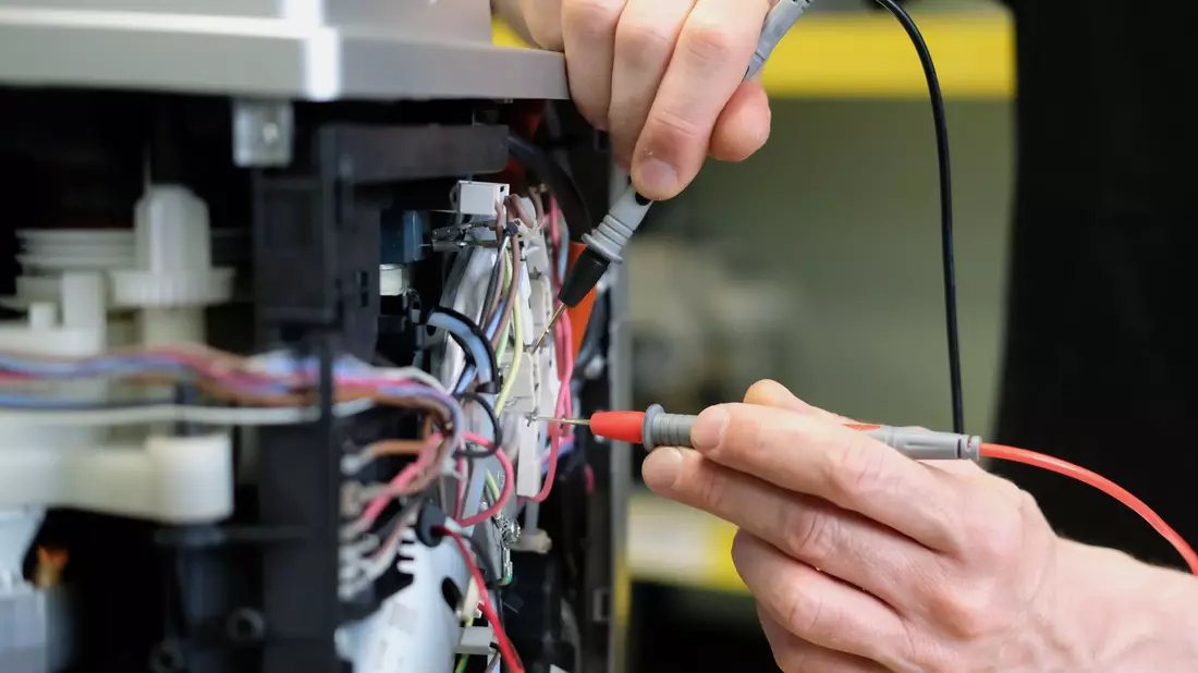 Ersatzteile sollen nicht so teuer sein, damit sich Verbraucherinnen und Verbraucher für die Reparatur entscheiden. (Illustration) - Bild: Sebastian Willnow/dpa