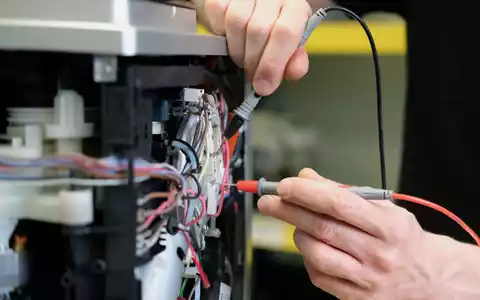 Ersatzteile sollen nicht so teuer sein, damit sich Verbraucherinnen und Verbraucher für die Reparatur entscheiden. (Illustration) - Foto: Sebastian Willnow/dpa