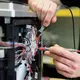 Ersatzteile sollen nicht so teuer sein, damit sich Verbraucherinnen und Verbraucher für die Reparatur entscheiden. (Illustration) - Bild: Sebastian Willnow/dpa