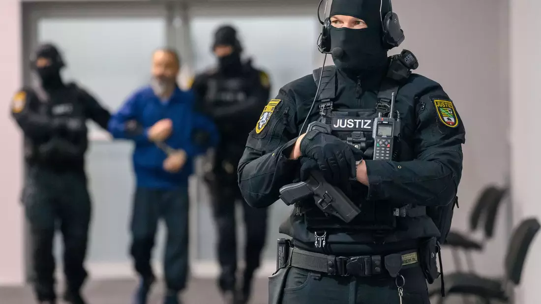 Der Prozess findet unter besonderen Sicherheitsvorkehrungen statt. (Archivbild) - Bild: Klaus-Dietmar Gabbert/dpa