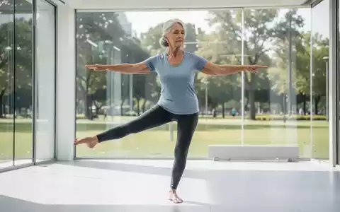Eine ältere Frau in Sportkleidung praktiziert eine Gleichgewichtsübung, vermutlich Tai Chi oder Yoga, mit ruhiger Konzentration. - Foto: über boerse-global.de