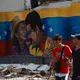 Seit Jahren leidet Venezuela unter politischen Spannungen und wirtschaftlichen Problemen. - Bild: Stringer/dpa