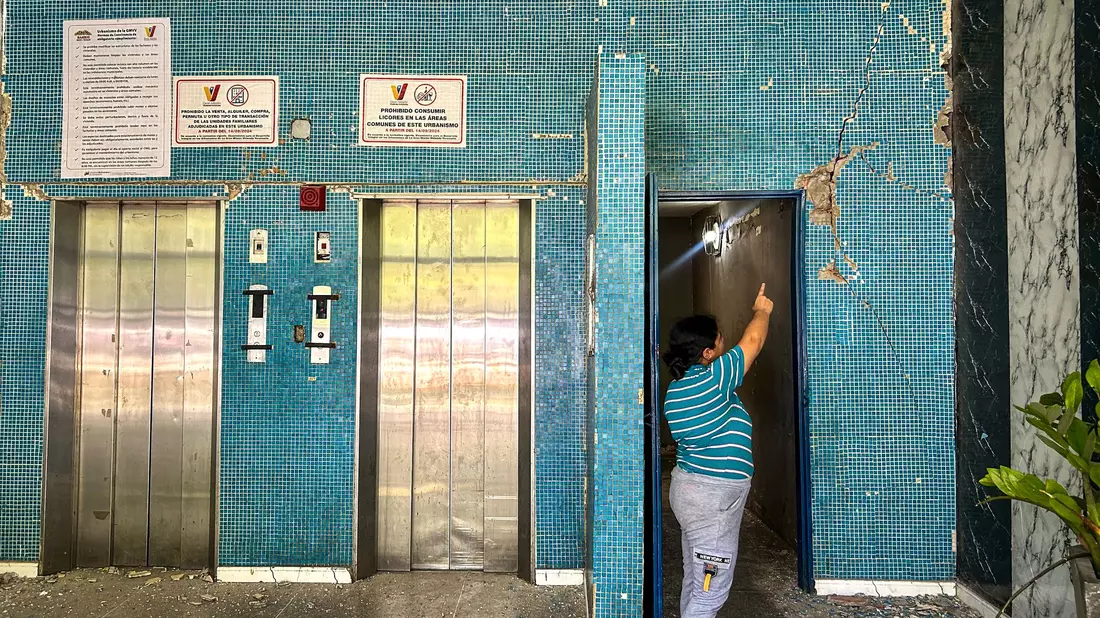 Viele Wohnhäuser weisen nach den Erdbeben schwere strukturelle Schäden auf.  - Bild: Ivanna Laura/dpa