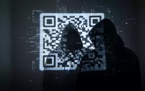 Eine schattenhafte Figur mit Kapuzenpullover vor einem digital verzerrten, leuchtenden QR-Code, der eine Bedrohung symbolisiert. - Foto: über boerse-global.de