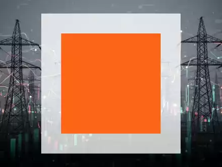 Abstrakte Darstellung des Energiesektors, die Erwartung und Datenanalyse durch Lichtspuren über einem Stromnetz symbolisiert. - Foto: über boerse-global.de