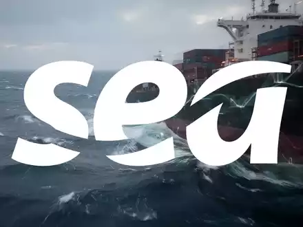 Abstrakte maritime Szene mit angedeuteter Turbulenz, die die Schifffahrtsindustrie und eine volatile Marktstimmung darstellt. - Foto: über boerse-global.de
