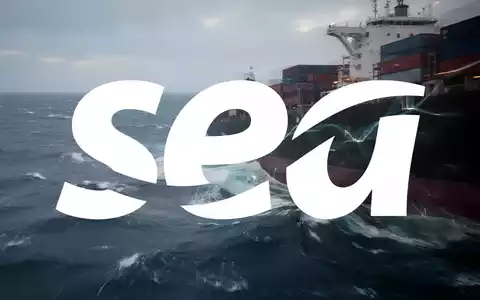 Abstrakte maritime Szene mit angedeuteter Turbulenz, die die Schifffahrtsindustrie und eine volatile Marktstimmung darstellt. - Foto: über boerse-global.de
