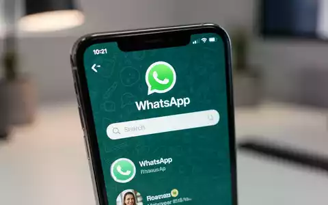 Nahaufnahme eines iPhone-Bildschirms mit WhatsApp und Suchleiste, die neue Kanalsuche symbolisiert. - Foto: über boerse-global.de