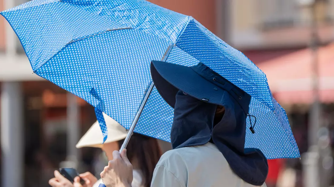 Kopfbedeckung, Sonnenschutz und Co. - in diesen Tagen gefragte Begleiter. - Bild: Andreas Arnold/dpa