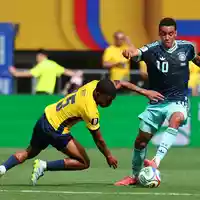 Jamal Musiala (r) versucht viel, aber er kann die Gegenspieler nicht abschütteln.  - Foto: Jan Woitas/dpa