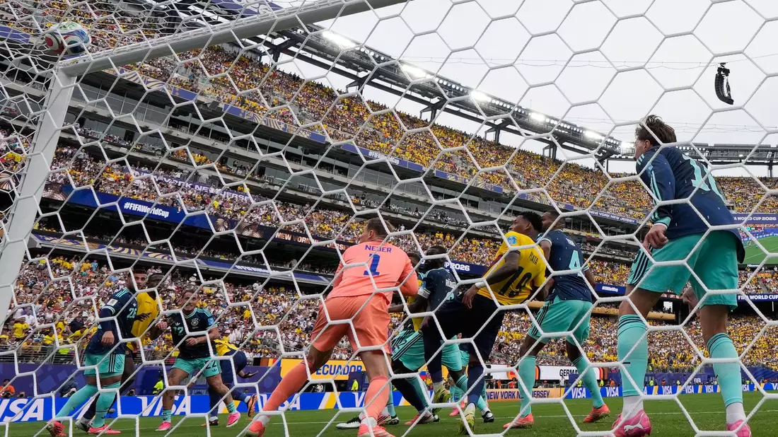 Manuel Neuer kommt gegen Ecuadors Gonzalo Plata zu spät.  - Bild: Yuki Iwamura/AP/dpa