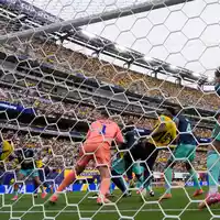 Manuel Neuer kommt gegen Ecuadors Gonzalo Plata zu spät.  - Foto: Yuki Iwamura/AP/dpa