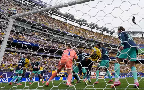 Manuel Neuer kommt gegen Ecuadors Gonzalo Plata zu spät.  - Foto: Yuki Iwamura/AP/dpa