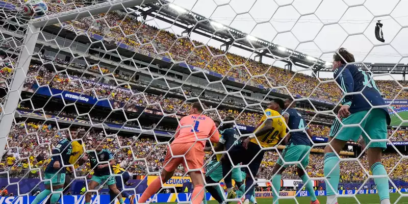Manuel Neuer kommt gegen Ecuadors Gonzalo Plata zu spät.  - Foto: Yuki Iwamura/AP/dpa