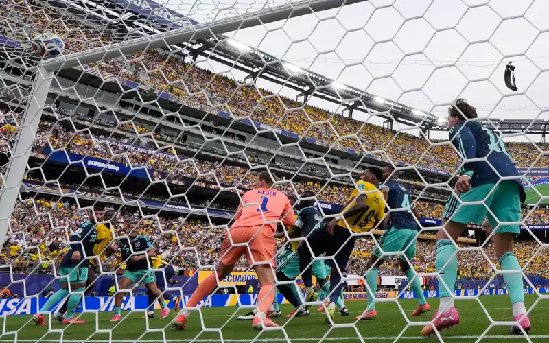 Manuel Neuer kommt gegen Ecuadors Gonzalo Plata zu spät.  - Foto: Yuki Iwamura/AP/dpa