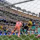 Manuel Neuer kommt gegen Ecuadors Gonzalo Plata zu spät.  - Bild: Yuki Iwamura/AP/dpa