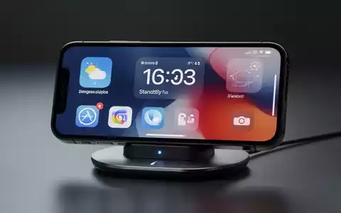 Ein iPhone im StandBy-Modus mit Widgets und Uhr, horizontal auf einer Ladestation. - Foto: über boerse-global.de