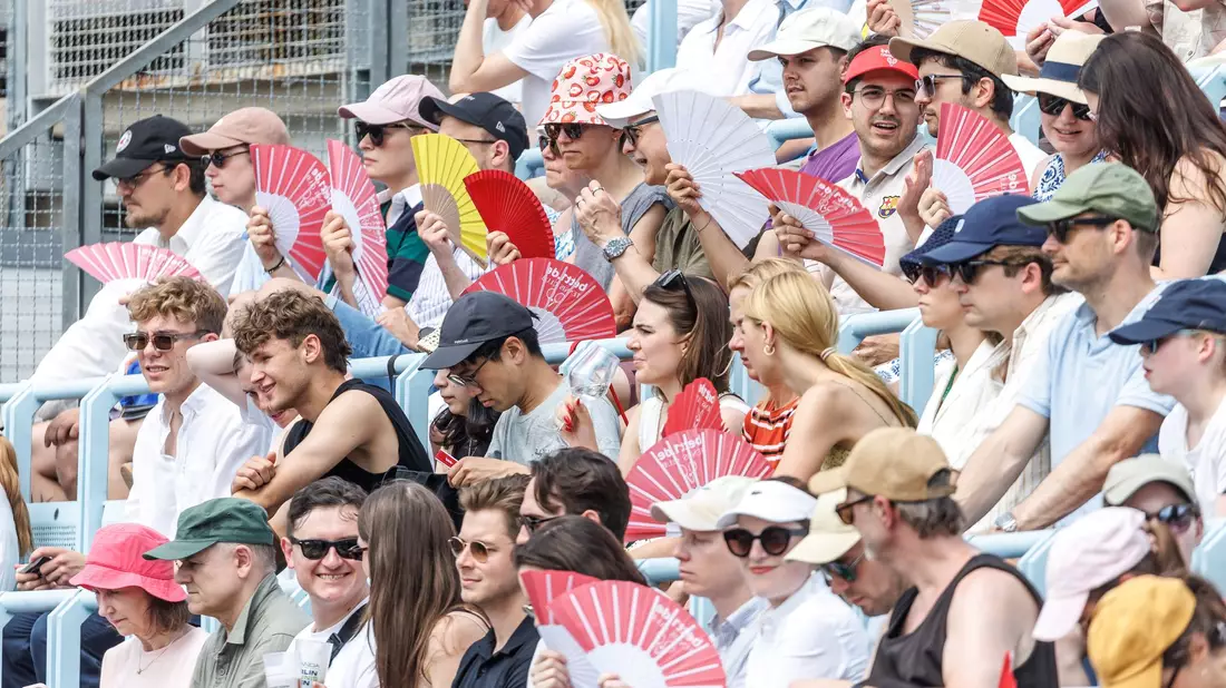 Fächer waren beim Tennis-Turnier im Juni in Berlin auf den Zuschauerrängen gefragt. - Bild: Andreas Gora/dpa