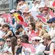 Fächer waren beim Tennis-Turnier im Juni in Berlin auf den Zuschauerrängen gefragt. - Bild: Andreas Gora/dpa