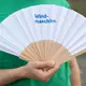 Fächer gewissermaßen als faltbare Windmaschinen sind gefragt. - Bild: Sebastian Kahnert/dpa
