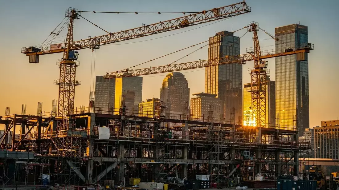 Hochtief's DAX Induction: Sell-Off Amid Thin Free Float and High Volatility