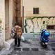Die Vespa - für viele Italiener Begleiter im Alltag. (Archivbild) - Bild: Fernando Gutierrez-Juarez/dpa-Zentralbild/dpa