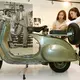 Audrey Hepburn und Gregory Peck cruisten auf der Vespa durch Rom. (Archivbild) - Bild: picture alliance / dpa